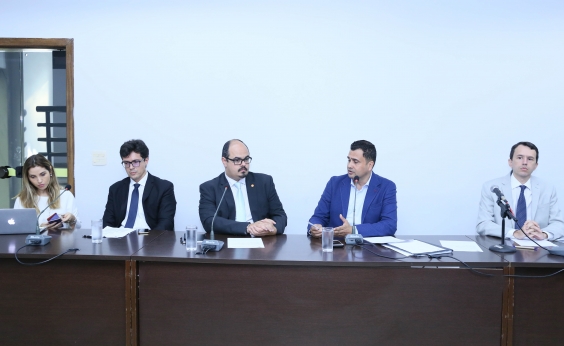 parlamentares e convidados compõem mesa de reunião