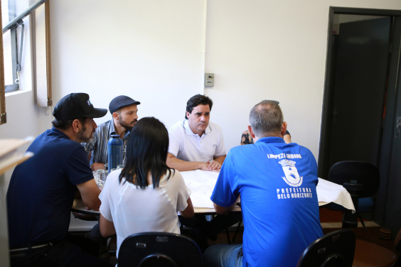 vereador e convidados sentados em reunião em mesa redonda