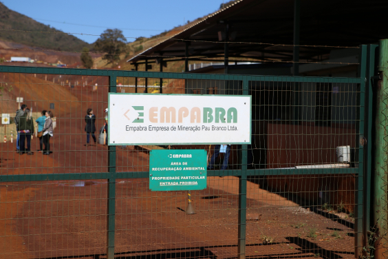 Fachada e placa da Empabra na entrada da Mina Granja Corumi, dizendo "entrada proibida"