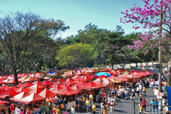 Vista superior das barracas montadas na Avenida Afonso Pena durante a Feira de Artesanato. Árvores e flores ao fundo