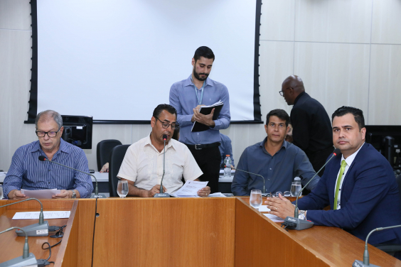 Parlamentares compõem mesa de reunião