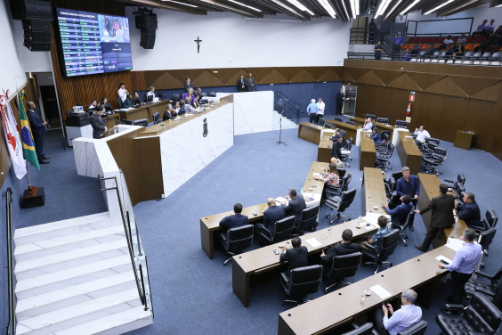 Sentados em seus lugares, diante da Mesa Diretora, vereadores participam da 69ª reunião plenária, no dia 13 de agosto de 2019 