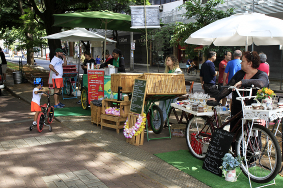 Comércio de alimentos em barracas e food bike parada na calçada