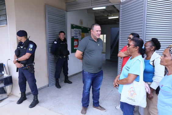 Vereador Edmar Branco, Guarda Municipal e usuárias do CRAS Paulo VI, em visita técnica ao local nesta quarta-feira (7/8)