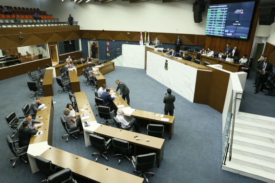 Vista superior do Plenário Amynthas de Barros; vereadores ocupam seus lugares