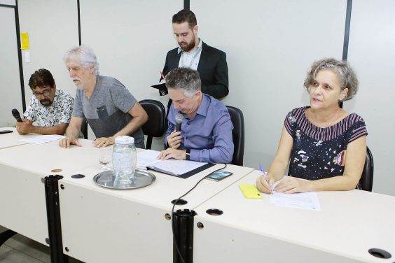 parlamentares compõem mesa de reunião