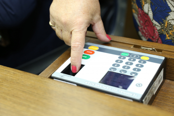 dedo sobre leitor biométrico de votação nominal