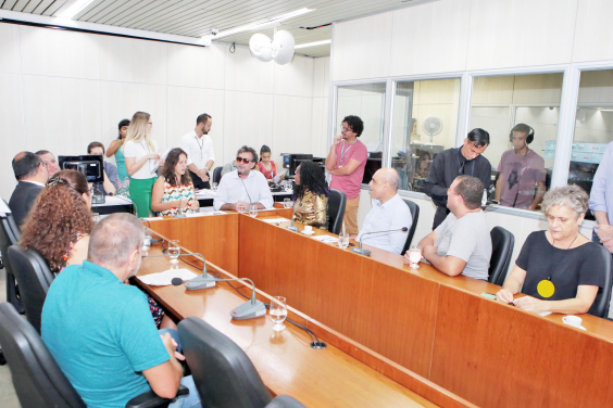 parlamentares e convidados compõem mesa de reunião