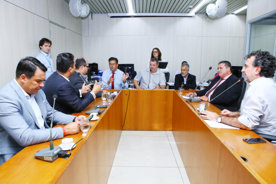 Vereadores da CPI da Andrade Gutierrez em reunião no Plenário Camil Caram 