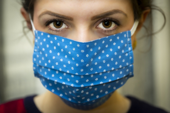 Mulher usando máscara de proteção contra o coronavírus