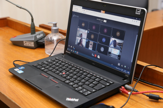 Computador no Plenário Camil Caram exibe reunião remota 