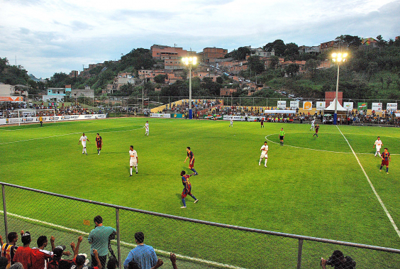 Campo de futebol no Bairro Serra 