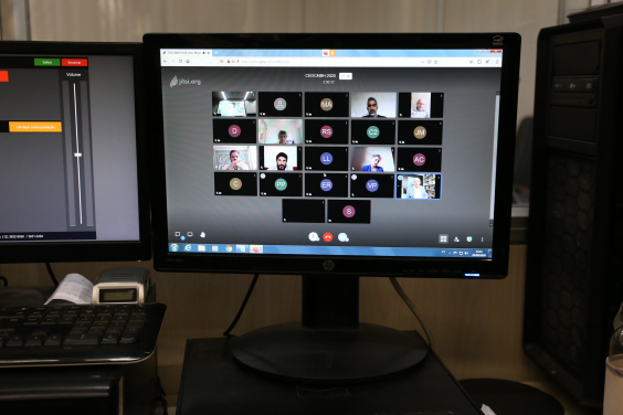 Tela de computador exibindo videoconferencia