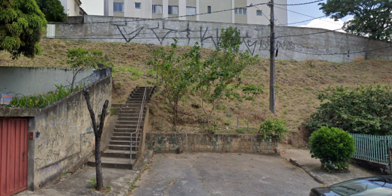 Escadaria no final da rua leva a um terreno íngreme e é insuficiente para acessar as ruas que ficam no topo
