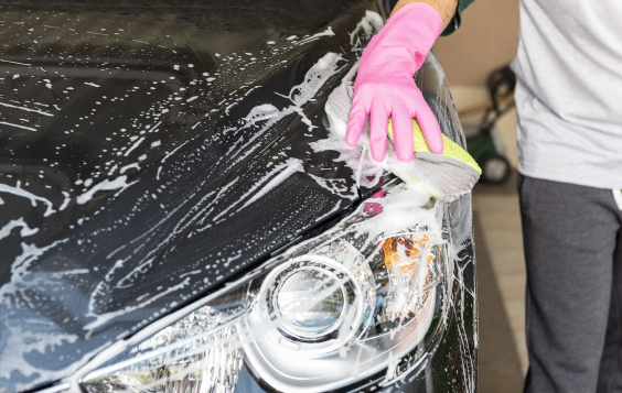 detalhe da mão de homem lavando carro 