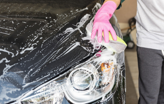 detalhe da mão de homem lavando carro
