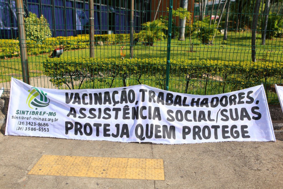 Faixa com os dizeres: Vacinação, trabalhadores do SUAS - Proteja quem protege 