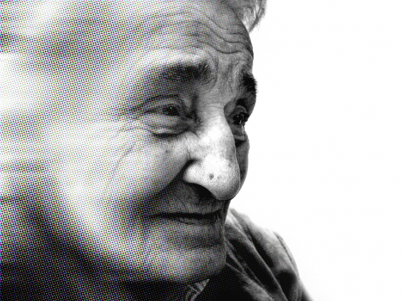Rosto de mulher idosa com semblante triste em imagem em preto e branco
