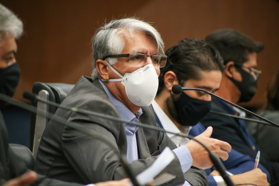 O ex-presidente da BHTrans, Célio Bouzada, em depoimento, sentado, ao lado dos vereadores Professor Claudiney Dulim, Gabriel e Reinaldo Gomes.