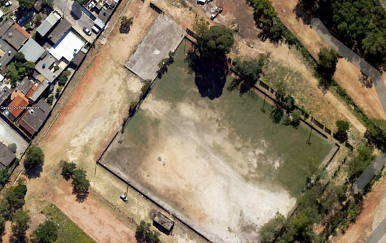 Vista aérea do Complexo Esportivo. Campo de várzea com areia e gramado gasto