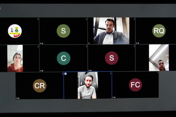 tela de computador mostra reunião remota entre vereadores