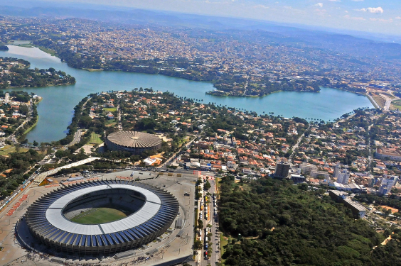 vista aéra de Belo Horizonte. Estádio de futebol, Lagoa da Pampulha, áreas verdes e edificações