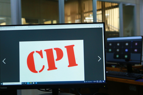Tela de computador com as letras CPI escritas em maiúsculo na cor vermelho