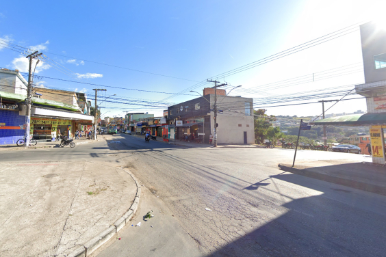 Imagem da avenida Perimetral: uma via em terreno plano, com comércio intenso.