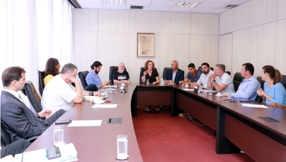 Líderes de bancadas e partidos reunidos em volta de uma mesa de formato em U