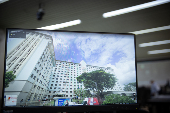 Na tela do computador, a imagem da fachada do Hospital Santa Casa de Misericórdia