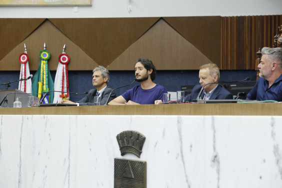 Convidado da CPI Lagoa da Pampulha, Vitrtorio Medioli está acompanhado por três parlamentares, sentados à mesa
