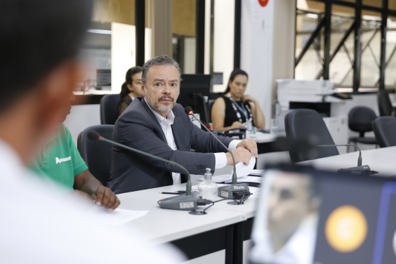 Imagem do subsecretário Eugênio Veloso sentado à mesa diante dos vereadores.