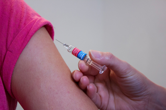 Foto mostra pessoa sendo vacinada 