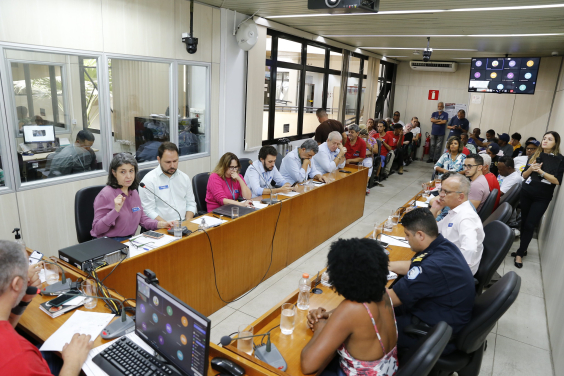 Foto mostra vereadores e convidados em audiência pública no Plenário Camil Caram 