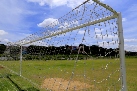 Imagem de uma trava de gol em um campo de futebol 