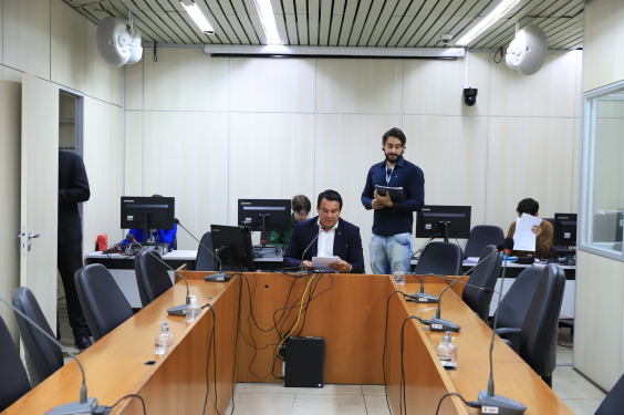 Imagem do presidente da CPI, Jorge Santos (Republi) na cabeceira da mesa de reunião
