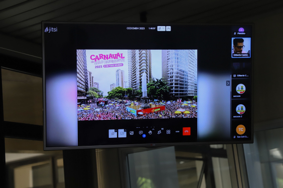 imagem do pirulito da Praça Sete tomado por foliões, retirada da apresentação de Gilberto Castro, presidente da Belotur, na tela do computados. 