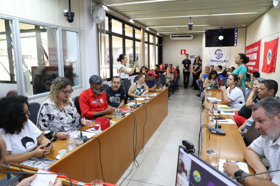 Imagem do Plenário Camil Caran com os participantes da audiência pública 
