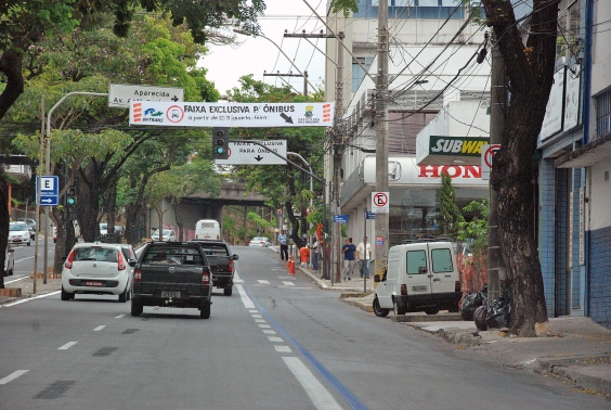 Imagem de via com trânsito intenso e faixa exclusiva  para ônibus