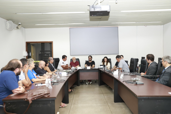 Reunião de lideranças no Colégio de Líderes. O presidente Gabriel Sousa Marques de Azevedo está sentado na cabeceira da mesa
