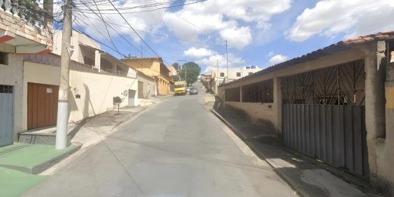 Rua Ari Barroso, no Bairro Tupi, durante o dia.