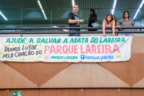 Populares afixam no Plenário da CMBH cartaz em defesa da preservação 