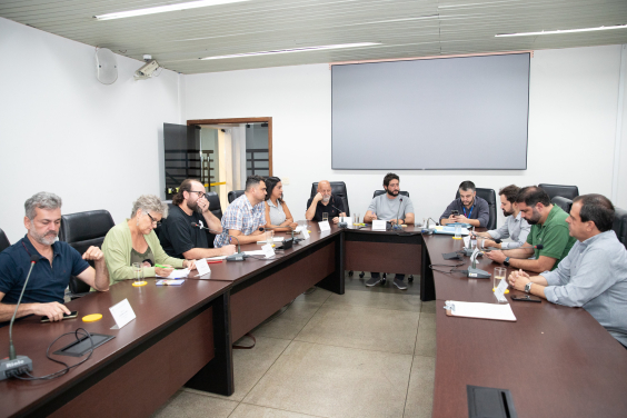 Vereadores se reúnem em volta de mesa
