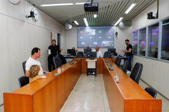 Vereadores se reúnem no plenário Camil Caram