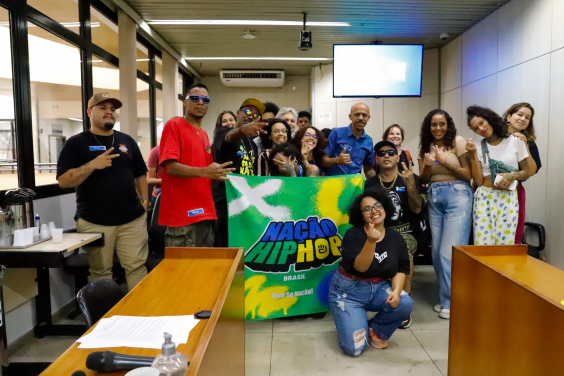 Representantes de coletivos ligados ao movimento hip hop se reúnem em plenário