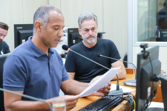 Vereadores sentados à Mesa analisam documento