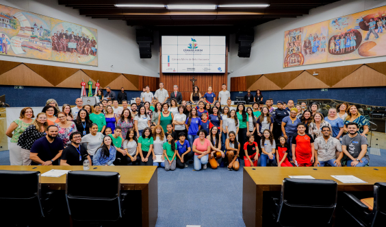Vereadores mirins se reunem para foto oficial no Plenário Amintas de Barros