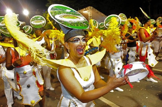 Bateria de bloco de rua desfila no carnaval de BH