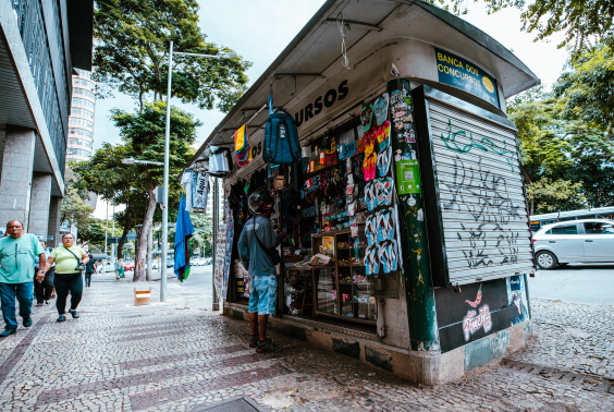 Banca de jornais e revista com venda de produtos diversos