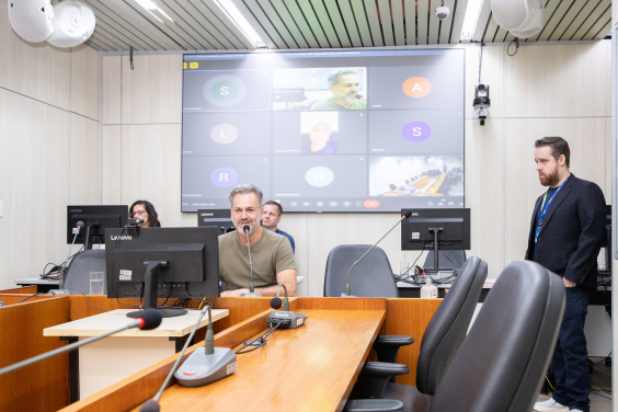 Vereadores se reúnem no plenário Camil Caram